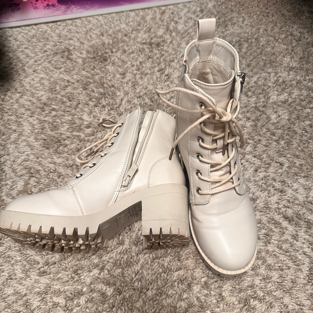 Women's Cream Lace-Up Ankle Boots